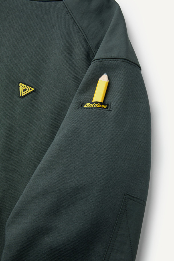 워크 후드 스웻셔츠는 일상과 워킹, 캠핑룩에 모두 잘 어울리는 스타일리시한 후드 스웻셔츠입니다. 봄, 가을, 겨울 세 계절 모두 착용 가능하며, 그린 컬러의 무지 디자인으로 어떤 옷에도 쉽게 매치할 수 있습니다. 넉넉한 컴포트핏에 두꺼운 두께감으로 따뜻하고 포근한 착용감을 선사하며, 부드러운 촉감이 특징입니다. 금속 스냅 후드, 4구 펜포켓, 캥거루 포켓, 왼쪽 소매 펜꽂이 포켓 등 실용적인 디테일이 돋보이며, 내구성이 뛰어납니다. 면, 폴리에스테르, 나일론 혼방 소재로 제작되어 튼튼하며, 볼디스트 심볼 라벨이 디자인의 완성도를 높입니다.
