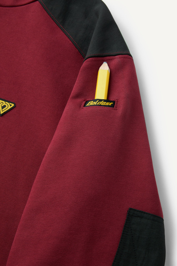 **워크 후드 스웻셔츠**는 일상과 워킹에 모두 활용 가능한 상의입니다. 버건디와 블랙 두 가지 색상으로 출시되었으며, 스포티하면서도 캐주얼한 스타일을 연출합니다. 컴포트핏으로 편안한 착용감을 제공하며, 면, 폴리에스터, 나일론 혼방 소재로 제작되어 부드러운 촉감을 자랑합니다. 금속 스냅 후드, 4구 펜포켓, 캥거루 포켓, 소매 펜꽂이 포켓 등 실용적인 디테일이 돋보이며, 볼디스트 심볼 라벨로 포인트를 더했습니다. 출근룩과 산책룩, 워크웨어 스타일을 즐겨 입는 분들께 추천합니다.
