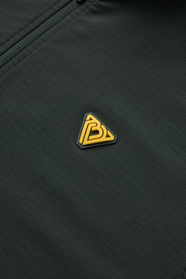 겨울철 따뜻함을 책임질 윈터 반집업 긴팔 티셔츠(코듀라)입니다. 코듀라, 스판덱스, 플리스 소재 혼방으로 뛰어난 내구성과 신축성, 부드러운 촉감과 보온성을 제공합니다. 안감은 플리스로 마감하여 한겨울에도 쾌적하게 착용 가능하며, 스포티하면서도 베이직한 디자인으로 일상, 워킹, 여행 등 다양한 TPO에 활용하기 좋습니다. YKK 지퍼, 지퍼 하단 쉘터 보강, 왼쪽 소매 펜꽂이 포켓, 양쪽 사이드 스트레치 배색, 소매단 접밴드 등 디테일한 디자인이 돋보입니다. 다크 그린 색상의 무지 패턴으로 미니멀하고 캐주얼한 스타일을 연출해보세요.
