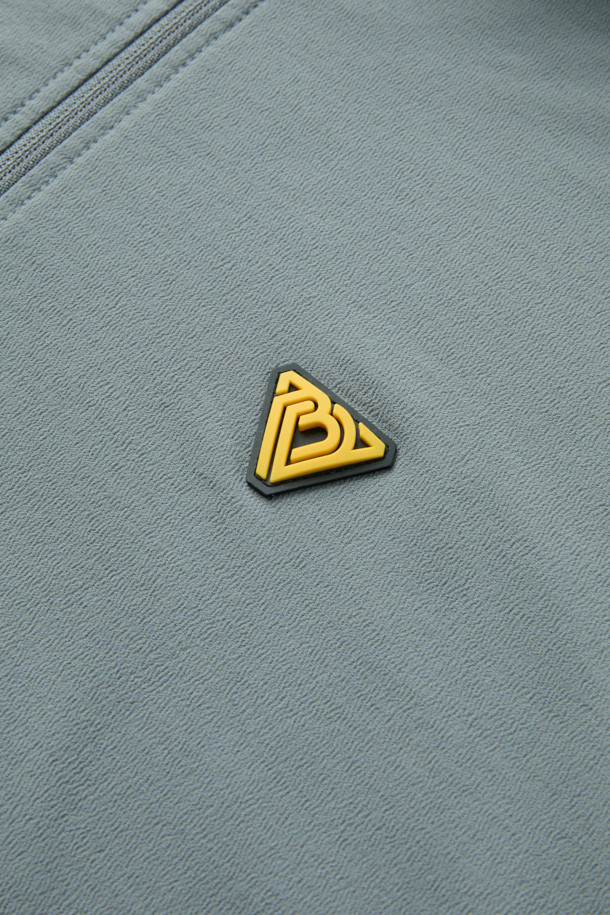 겨울철 추위에도 끄떡없는 윈터 반집업 긴팔 티셔츠(코듀라)입니다. 보온성을 극대화하는 플리스 안감과 두꺼운 두께감, 코듀라, 스판덱스, 플리스의 혼방으로 뛰어난 내구성과 신축성을 자랑합니다. 부드러운 촉감과 스탠다드 핏으로 편안한 착용감을 선사하며, YKK 지퍼, 지퍼 하단 쉘터 보강, 왼쪽 소매 펜꽂이 포켓, 양쪽 사이드 스트레치 배색 등의 디테일로 기능성을 더했습니다. 일상, 워킹, 출근룩, 혹은 워크샵룩 등 다양한 TPO에 어울리는 스포티하고 베이직한 스타일의 티셔츠입니다.
