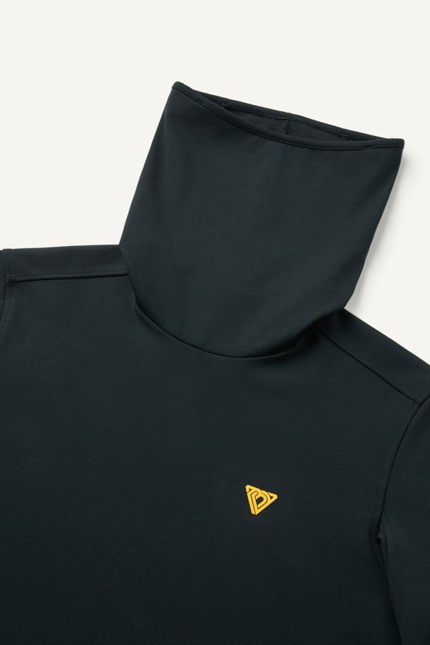 **윈터 기모 터틀넥 긴팔 티셔츠**는 겨울철 추위에도 따뜻함과 스타일을 동시에 잡을 수 있는 아이템입니다. 부드러운 기모 안감과 보온 기능을 갖춰 쌀쌀한 날씨에도 쾌적하게 착용 가능합니다. 데일리룩, 피트니스룩, 러닝룩 등 다양한 TPO에 활용할 수 있으며, 스포티, 미니멀, 캐주얼 스타일을 연출하기 좋습니다. 신축성이 우수한 폴리에스테르, 스판덱스 혼방 소재로 활동성을 높였으며, 손목 밴드 처리와 겨드랑이 액션 분량(거싯) 디테일로 편안한 착용감을 제공합니다. 블랙 색상에 무지 디자인으로 어떤 옷에도 쉽게 매치할 수 있으며, 귀걸이용 고리가 있어 편리합니다.
