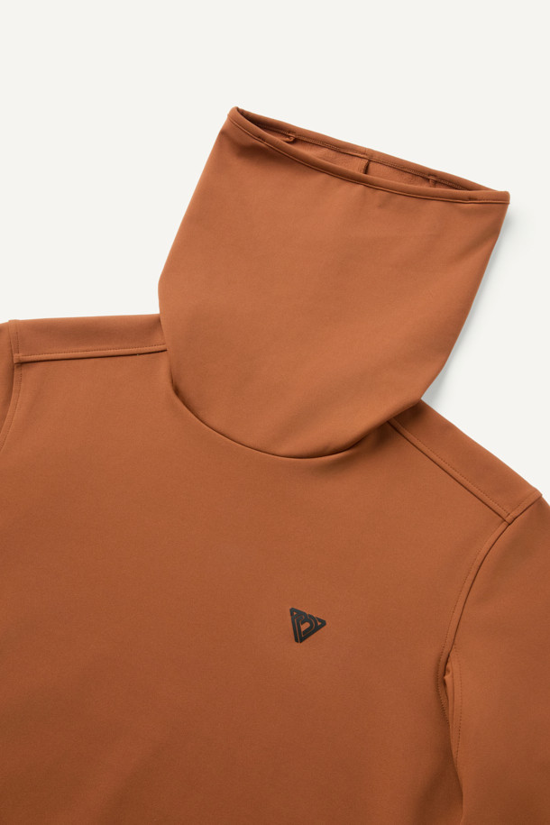 보온성과 활동성을 갖춘 윈터 기모 터틀넥 긴팔 티셔츠입니다. 부드러운 촉감의 폴리에스테르, 스판덱스 혼방 소재에 기모 안감을 더해 한겨울에도 따뜻하게 착용 가능합니다. 베이직 스타일의 무지 디자인으로 다양한 겨울 데일리룩과 스포츠 활동에 활용하기 좋습니다. 테크핏 핏과 긴소매, 터틀넥 디자인으로 보온성을 높였으며, 손목 밴드와 겨드랑이 액션 분량(거싯)으로 활동성을 더했습니다. 귀걸이용 고리 장착과 로고 전사가 돋보이는 미니멀, 캐주얼, 스포티 스타일의 티셔츠입니다.
