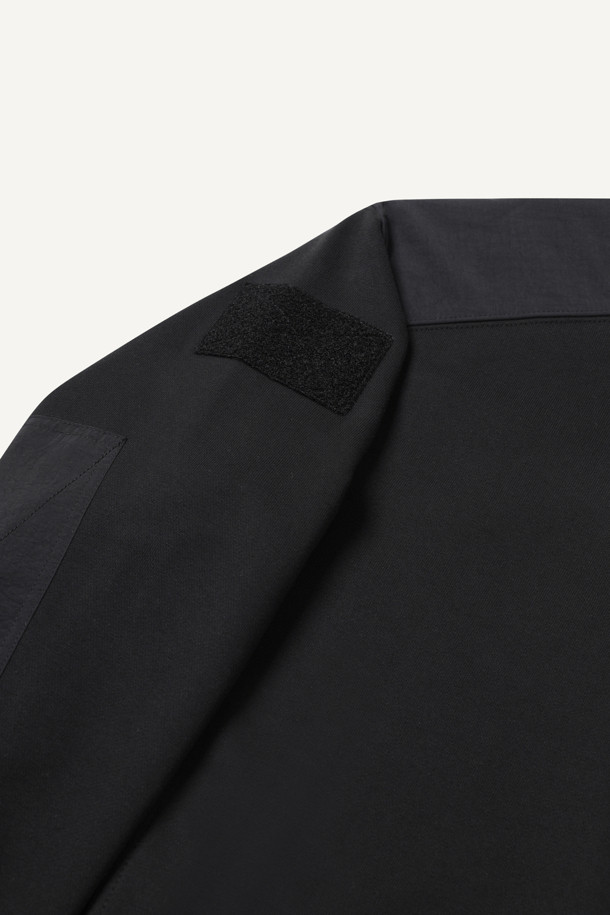 시그니처 스웻셔츠 V4는 워크 및 일상생활에서 활용하기 좋은 공용 스웻셔츠입니다. 봄, 가을, 겨울 계절에 적합하며, 스포티하고 베이직한 스타일을 연출합니다. 면, 폴리에스터, 나일론 혼방의 두꺼운 소재로 제작되어 부드러운 촉감과 흡습, 보온, 내구성을 갖췄습니다. 라운드넥에 컴포트핏의 레귤러 기장으로 제작되었으며, 가슴 자수 로고와 앞주머니 2개, 어깨/팔꿈치 보강, 벨크로 시스템, 뒷목 행거루프 등의 디테일이 돋보입니다. 출근룩이나 겨울 데일리룩으로 캐주얼하게 코디하기 좋습니다.
