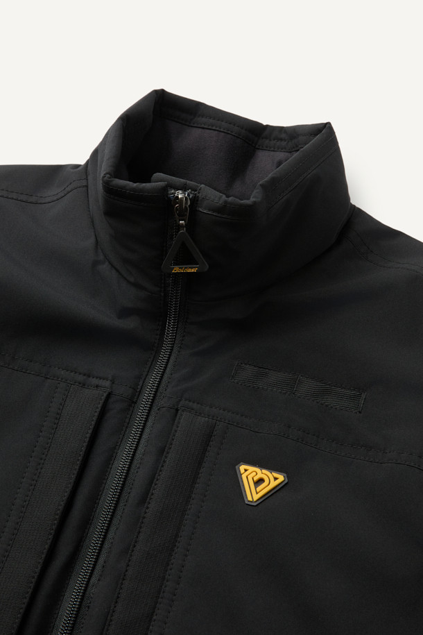 워크 경량 패딩은 캐주얼하고 스포티한 스타일의 겨울용 아우터입니다. 블랙 색상의 무지 디자인으로, 출근룩과 여행룩에 모두 활용하기 좋습니다. 나일론 소재로 제작되어 가볍고 부드러운 촉감을 선사하며, 두꺼운 두께감으로 뛰어난 보온성을 제공합니다. 생활 방수 기능과 투습 기능으로 쾌적함을 유지하며, 지퍼와 스냅으로 여밀 수 있습니다. 6개의 포켓과 스토퍼 디테일로 실용성을 더한 스탠다드핏 긴소매 패딩입니다.
