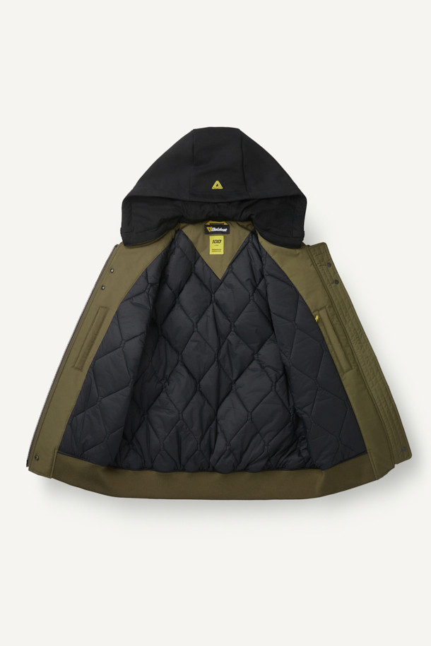 워크 MA-1 패딩 파카 V4는 일상과 워크웨어 스타일을 아우르는 남녀 공용 아우터입니다. 카키와 올리브 두 가지 색상으로 출시되었으며, 가을과 겨울에 따뜻하게 입을 수 있도록 두꺼운 두께감의 폴리에스테르 소재로 제작되었습니다. 컴포트핏으로 편안한 착용감을 제공하며, YKK 2WAY 지퍼, 13개 포켓, 후드 탈부착, 벨크로 시스템, 시보리 디테일, 아일렛 통기성 등 다양한 디테일이 돋보입니다. 생활방수, 방풍, 보온, 통기성 기능으로 실용성을 높였으며, 출근룩, 워크웨어, 스트리트, 미니멀 스타일을 즐겨 입는 분들께 추천합니다.
