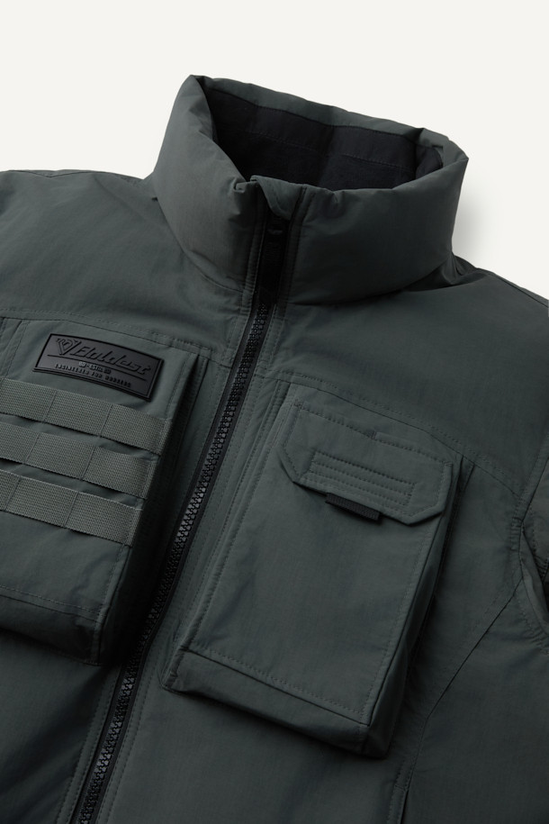 헤비듀티 퍼텍스 프리마로프트 워크 패딩 V3는 겨울철 워크웨어와 아웃도어 활동에 적합한 남성용 패딩입니다. 밀리터리 스타일의 무지 디자인으로, 그린 컬러를 제공합니다. 방수, 투습, 보온, 발수 기능을 갖춘 PERTEX® SHIELD 원단과 PRIMALOFT® SILVER 충전재를 사용하여 뛰어난 기능성을 자랑합니다. 팔꿈치 부분은 코듀라 1000D 원단으로 보강되었으며, 알루미늄 히팅 안감, 9개의 포켓, 몰리 시스템 적용으로 수납력과 활동성을 높였습니다. 스탠다드 핏에 지퍼형 여밈 방식으로 편안하게 착용 가능하며, 캠핑, 등산, 여행 등 다양한 TPO에 고프코어 및 워크웨어 스타일을 연출할 수 있습니다.
