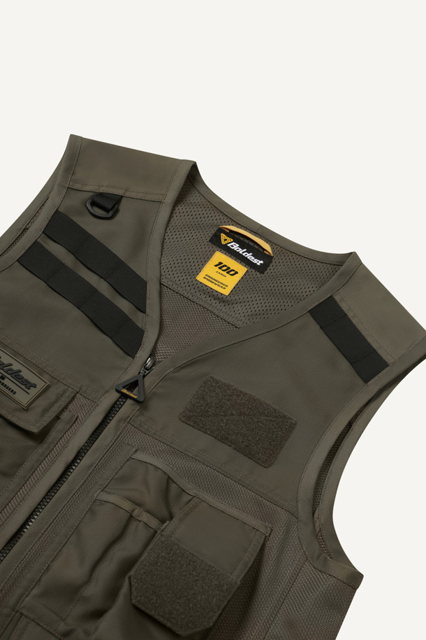 일렉트릭션 베스트는 작업용 또는 일상생활에서 활용 가능한 남성용 베스트입니다. 카키와 블랙 두 가지 색상으로 제공되며, 봄, 여름, 가을 계절에 착용하기 좋습니다. 워크웨어 스타일의 레귤러핏으로 디자인되었으며, 브이넥과 민소매 디자인이 특징입니다. 두꺼운 두께의 도비/메쉬 혼방 소재로 제작되어 뻣뻣한 촉감을 제공하며, 통기성과 수납 기능을 갖췄습니다. 총 12개의 포켓, YKK 스냅/지퍼, 다용도 몰리 시스템, D링 3개, 내구성 강화, 전기공 전용 디자인 등 다양한 특징을 갖춘 실용적인 아이템입니다.
