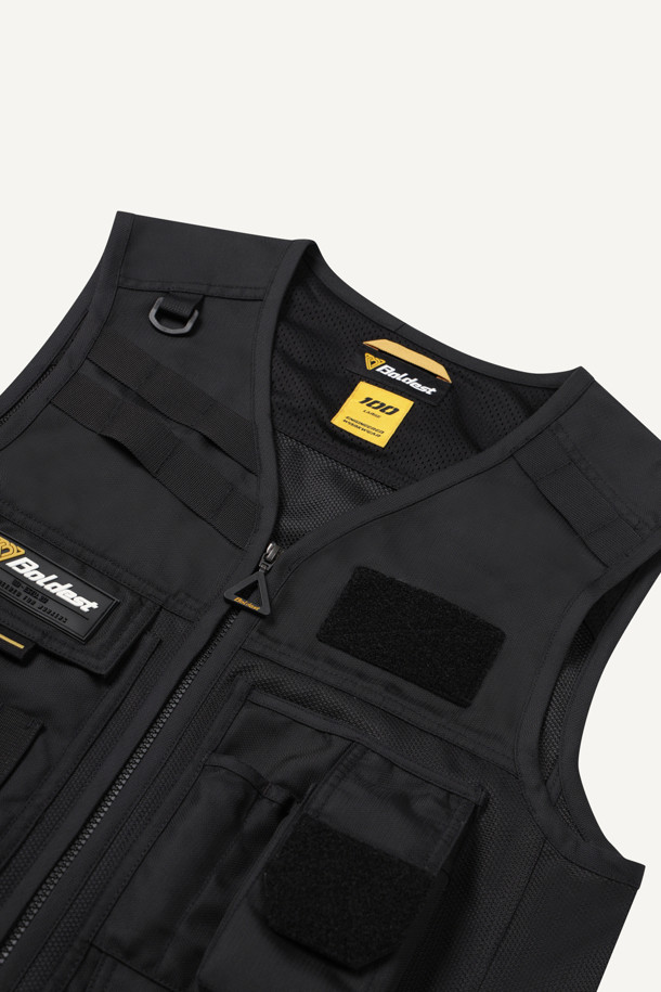 일렉트릭션 베스트는 남성용 워크웨어 스타일의 작업 조끼입니다. 두껍고 뻣뻣한 도비 및 메쉬 소재로 제작되었으며, 사계절 착용이 가능합니다. 총 12개의 포켓과 다용도 몰리 시스템, YKK 스냅/지퍼, D링 3개가 있어 뛰어난 수납력과 실용성을 제공합니다. 전기공 전용 디자인으로 제작되었으며, 브이넥, 레귤러핏, 민소매 디자인이 특징입니다. 출근룩과 워크샵룩, 캐주얼, 미니멀 스타일 연출에 적합하며, 내구성이 뛰어나 작업 환경에서 쾌적함과 편리함을 더합니다.
