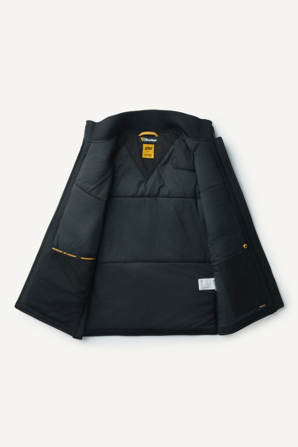 헤비듀티 패딩 베스트는 혹독한 겨울 날씨에도 끄떡없는 보온력을 제공하는 남녀 공용 아우터입니다. 블랙 컬러의 무지 디자인에, 스포티와 밀리터리 스타일을 결합하여 일상 및 아웃도어 활동에 모두 적합합니다. 튼튼한 코듀라와 나일론 소재를 사용하여 내구성과 내마모성을 높였으며, 두꺼운 두께감과 부드러운 촉감이 특징입니다. YKK 스냅/지퍼, 웨빙 테이프 디테일, 벨크로 포켓, 다중 포켓 구성, 고기능성 패딩 충전재 등이 적용되어 뛰어난 기능성을 자랑합니다. 스포티, 워크웨어, 미니멀 스타일을 추구하는 분들께 겨울 데일리룩과 캠핑룩에 완벽한 선택이 될 것입니다.
