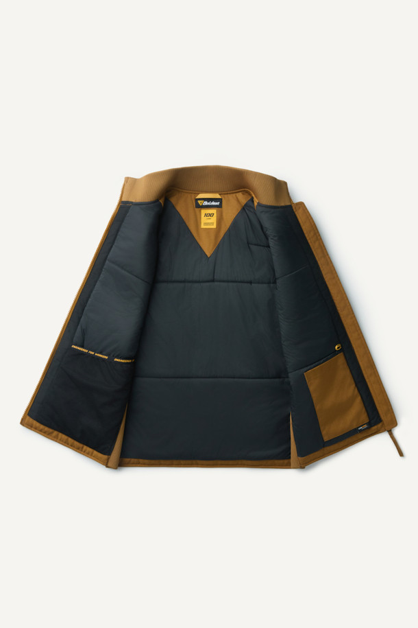 겨울철 일상과 아웃도어 활동에 적합한 헤비듀티 패딩 베스트입니다. 브라운 컬러의 무지 디자인으로, 유틸리티와 스포티한 스타일을 연출합니다. 겉감은 내구성이 뛰어난 코듀라와 나일론 소재를 사용하여 제작되었으며, 두꺼운 두께감으로 보온성을 높였습니다. 고기능성 패딩 충전재와 다수의 포켓, YKK 지퍼, 벨크로 포켓, 웨빙테이프 디테일 등 다양한 기능과 디자인 요소를 갖추었습니다. 내구성과 내마모성이 뛰어나며, 사이드 립 배색으로 포인트를 주어 세련된 겨울 데일리룩과 여행룩을 완성합니다.
