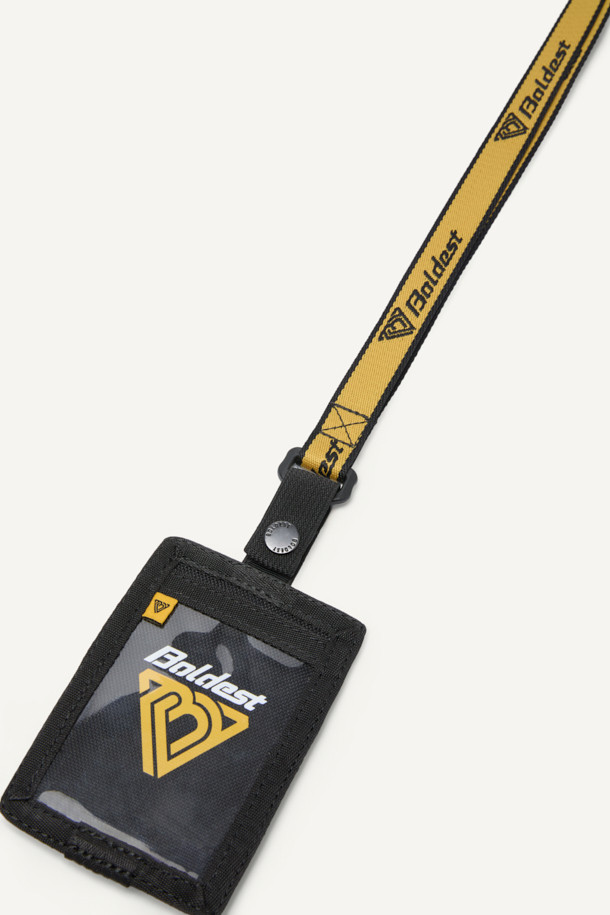 워크 네임택 V3는 여행, 출근, 비즈니스 캐주얼 등 다양한 TPO에 어울리는 네임택입니다. 미니멀, 캐주얼, 클래식 스타일을 아우르며, 블랙과 옐로우 두 가지 색상으로 출시되었습니다. 나일론 소재의 스몰 사이즈(80 x 115mm) 사각형 디자인으로, 로고 패턴과 스냅/벨크로 디자인 장식이 특징입니다. 3WAY 활용 가능하며, ID카드 홀더, 카드 수납 2구, 엘라스틱 밴드, 경량(50g) 및 내마모성 기능을 갖추어 실용성을 높였습니다. 사이즈 조절 및 분리가 가능하며, 스냅형/벨크로형 잠금 방식으로 사용이 편리합니다.
