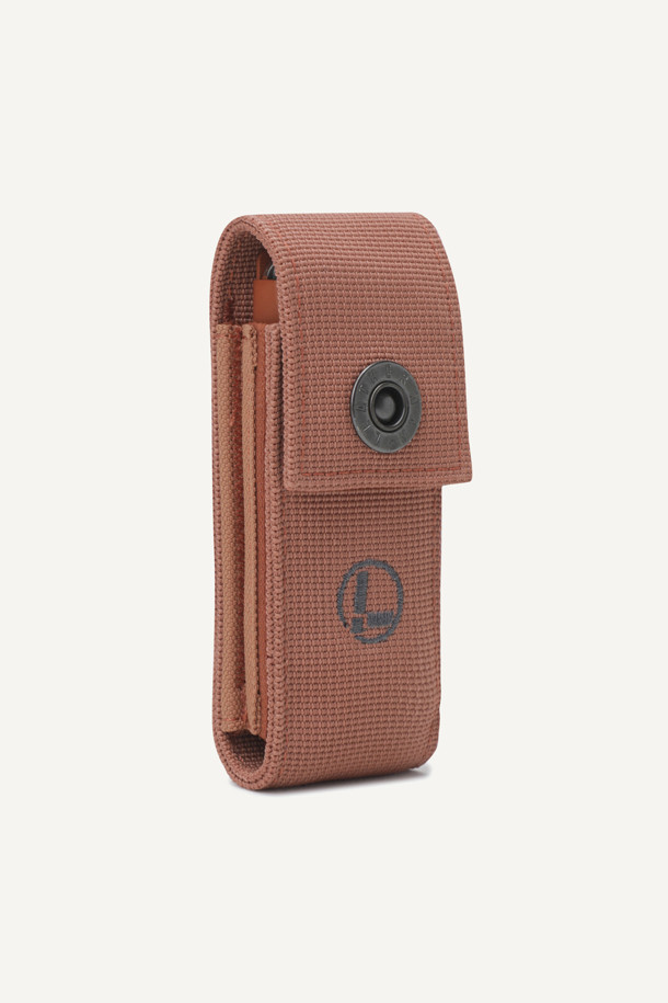 LEATHERMAN(레더맨) BOND(본드) Burnt Sienna(번트 시에나)는 캠핑, 아웃도어, 일상에서 유용한 멀티툴입니다. 플라이어, 와이어 커터, 나이프, 드라이버 등 14가지 기능을 하나의 도구에 담아 휴대성을 높였습니다. 둥근 스테인리스 스틸 핸들과 슬림한 디자인으로 편안한 그립감을 제공합니다. 컴팩트한 사이즈에 176g의 가벼운 무게로 휴대하기 편리하며, 전용 파우치와 포켓 클립이 있어 더욱 실용적입니다. 접었을 때 10cm, 펼쳤을 때 17.9cm의 크기로 제작되었습니다.
