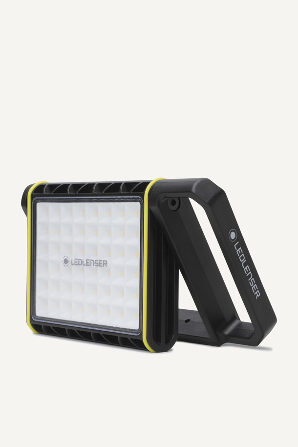 AF8R(에이 에프 에이트 알) 워크 라이트 기프트 박스는 캠핑이나 작업 시 유용한 작업등입니다. 최대 4000루멘의 밝기를 제공하며 5단계로 조절하여 필요에 맞는 밝기를 설정할 수 있습니다. IP67 등급의 방수/방진 기능을 갖춰 야외에서도 안심하고 사용할 수 있으며, 최대 14시간(Low Power) 사용 가능한 충전식 제품입니다. 알루미늄 소재로 제작되었으며, 블랙과 화이트 두 가지 색상으로 출시되었습니다. 본체, 충전 케이블, AC 전원 어댑터, 디퓨저 렌즈, 휴대용 케이스가 구성품으로 제공됩니다.
