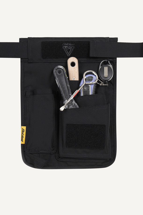 워크 페인터 벨트는 작업용 및 페인팅 작업에 최적화된 실용적인 아이템입니다. 블랙, 화이트 두 가지 색상으로 제공되며, 내구성이 뛰어난 나일론 소재를 사용했습니다. 3개의 파우치로 구성되어 있으며, 대형 메인 파우치, 좌/우측 보조 파우치로 넉넉한 수납공간을 제공합니다. 벨크로형 잠금 방식으로 간편하게 탈부착 가능하며, 고정력을 강화한 벨크로와 D링, 와펜 디자인으로 실용성과 스타일을 모두 갖췄습니다. 전면 및 후면 착용이 가능하며, 파우치 탈부착 및 사이즈 조절이 용이하여 워크샵룩, 출근룩과 같은 워크웨어, 캐주얼, 미니멀 스타일을 연출하기 좋습니다. 페인터 전용 툴을 최적화하여 작업 효율을 높여줍니다.
