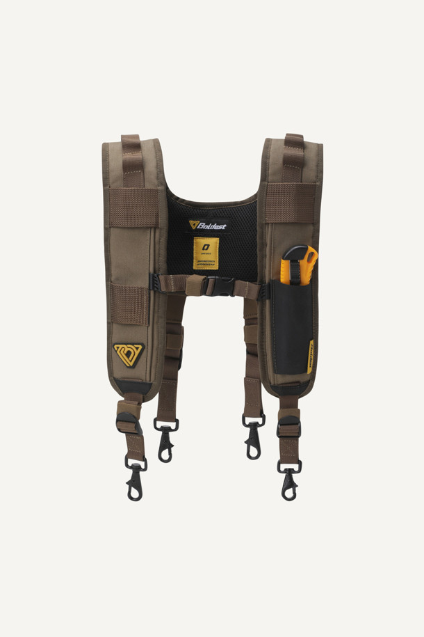 뉴 워크 E.D.C 서스펜더는 작업의 효율성을 높여주는 공구 수납 서스펜더입니다. 1050D 나일론 소재와 에어메쉬 안감으로 제작되어 통기성이 뛰어나며, 하중 분산 및 쿠셔닝 기능을 제공합니다. 브라운과 블랙 두 가지 색상으로 출시되었으며 웨빙, 벨크로, 심볼 와펜 등의 디자인 요소가 돋보입니다. 스트레치 웨빙, 다양한 수납공간, 툴벨트 호환 기능을 갖춰 워크웨어, 캐주얼, 미니멀 스타일을 즐겨 입는 분들께 적합합니다. 벨크로와 쌍올직 잠금 방식을 적용했으며, 웨빙고리, 벨크로 여밈걸이, 펜꽂이, 다용도걸이 등 실용적인 수납 기능을 제공합니다.
