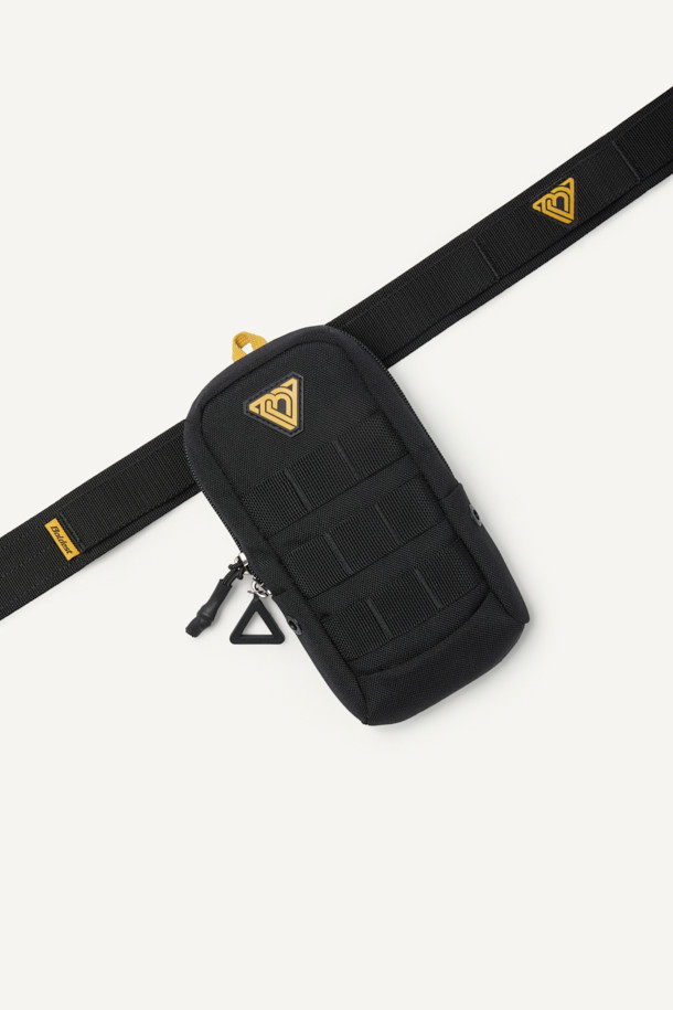 미케닉 벨크로 벨트 V2는 일상 및 워크웨어에 적합한 공용 벨트입니다. 블랙 컬러에 탄탄한 엘라스틱 밴드와 나일론, 엘라스틱 웨빙 소재를 사용하여 내구성을 높였습니다. 몰리 웨빙과 논버클 스타일로 활동성을 더했으며, 사이즈 조절 고리를 통해 편안한 착용감을 제공합니다. 벨크로형 여밈 방식과 심볼라벨, 레터링 라벨, 플라스틱 벨트 팁 디자인이 특징이며, 캐주얼, 미니멀, 워크웨어 스타일 모두에 잘 어울립니다. 스크래치 프리 기능으로 더욱 실용적인 제품입니다.
