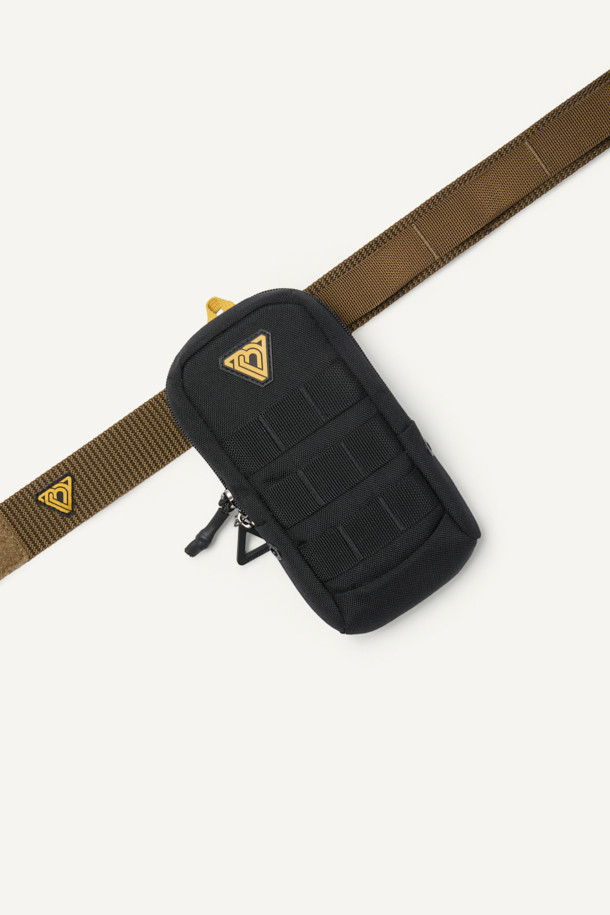 벨크로 벨트 V3는 작업용과 일상에서 모두 활용 가능한 공용 벨트입니다. 브라운 컬러의 나일론 소재로 제작되어 내구성과 실용성을 갖췄으며, 벨크로형 여밈 방식으로 사이즈 조절이 용이합니다. 웨빙, 금속 타원링, 레터링 라벨 디자인이 특징이며, 보조 웨빙 4구와 툴 파우치 호환 기능으로 실용성을 더했습니다. 버클 없는 디자인으로 워크웨어, 캐주얼, 미니멀 스타일 모두 소화 가능합니다. M, L 두 가지 사이즈로 제공됩니다.
