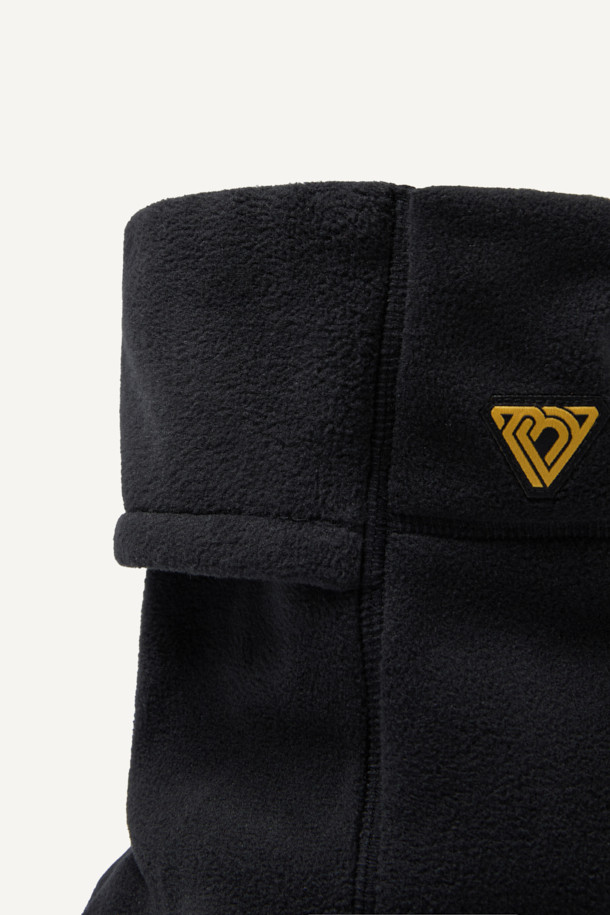 워크 폴라텍 브레서블 넥워머는 겨울철 보온성을 책임지는 필수템입니다. 폴라텍 200 시리즈 소재와 부드러운 플리스 소재를 사용하여 뛰어난 보온성과 부드러운 촉감을 선사합니다. 뒤쪽 사이즈 조절 기능과 E스트링, 스토퍼 여밈 방식으로 착용감을 높였으며, 안쪽에는 매쉬 소재를 덧대어 통기성을 더했습니다. 워킹, 일상, 등산, 캠핑 등 다양한 TPO와 캐주얼, 미니멀, 고프코어 스타일을 아우르는 활용도 높은 넥워머로, 무게는 약 100g입니다.
