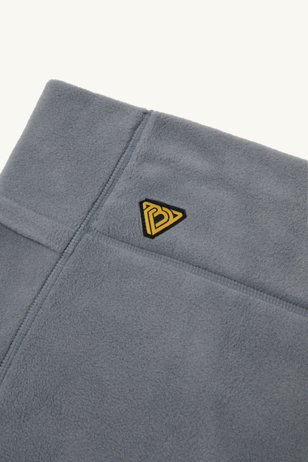 워크 폴라텍 브레서블 넥워머는 워킹, 일상, 등산, 캠핑룩 등 다양한 TPO에 활용 가능한 넥워머입니다. 부드러운 플리스 소재와 폴리에스테르 소재로 제작되어 겨울철 보온성을 높여줍니다. 그레이 컬러에 얼굴까지 덮을 수 있는 디자인으로, E스트링 사이즈 조절과 매쉬 안감을 통해 편안한 착용감을 제공합니다. Polartec 200 시리즈 소재를 사용하여 뛰어난 통기성을 자랑하며, 자수 로고와 스토퍼 디테일이 돋보이는 캐주얼, 고프코어, 미니멀 스타일의 넥워머입니다. 무게는 100g입니다.
