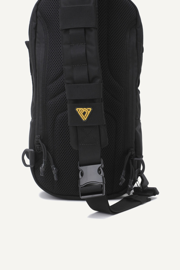 워크 몰리 슬링백 V2는 5L 용량의 미디엄 사이즈 남성용 슬링백입니다. 1,260D 나일론사를 사용하여 내구성을 높였으며, 몰리 시스템, 3개의 수납공간, 메쉬 등판, 벨크로, 웨빙 디테일로 실용성을 더했습니다. 일상 및 출퇴근 용도로 적합하며, 블랙 색상의 무지 디자인에 사각 형태, 지퍼형 잠금 방식과 플라스틱 버클, 2-WAY 착용, 길이 조절 기능으로 밀리터리 및 텍티컬 스타일을 연출합니다.
