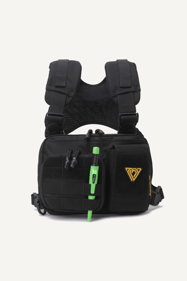 워크 체스트리그 V2는 1.5L 미디엄 사이즈의 블랙 색상 나일론 소재 체스트리그입니다. 메쉬 소재 등판과 회전형 스트랩 버클, 조절 가능한 어깨 패드로 편안한 착용감을 제공하며, 몰리 시스템과 다중 수납공간, 지퍼 및 벨크로형 잠금 방식으로 실용성을 더했습니다. 워크 및 일상 용도로 활용하기에 적합한 디자인과 기능을 갖춘 제품입니다.
