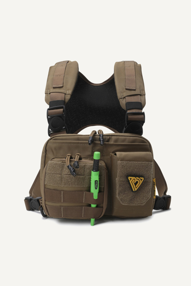 워크 체스트리그 V2는 1.5L 미디엄 사이즈의 브라운 컬러 체스트리그로, 1,260D 나일론 소재를 사용하여 내구성을 높였습니다. 몰리 시스템, 회전형 스트랩 버클, 메쉬 등판, 3개의 수납공간, 와펜 부착 가능 등 다양한 기능과 디자인을 갖춰 워크웨어 및 일상용으로 적합합니다. 어깨 패드 사이즈 조절이 가능하며, 지퍼형 및 벨크로형 잠금 방식으로 내용물을 안전하게 보관할 수 있습니다.
