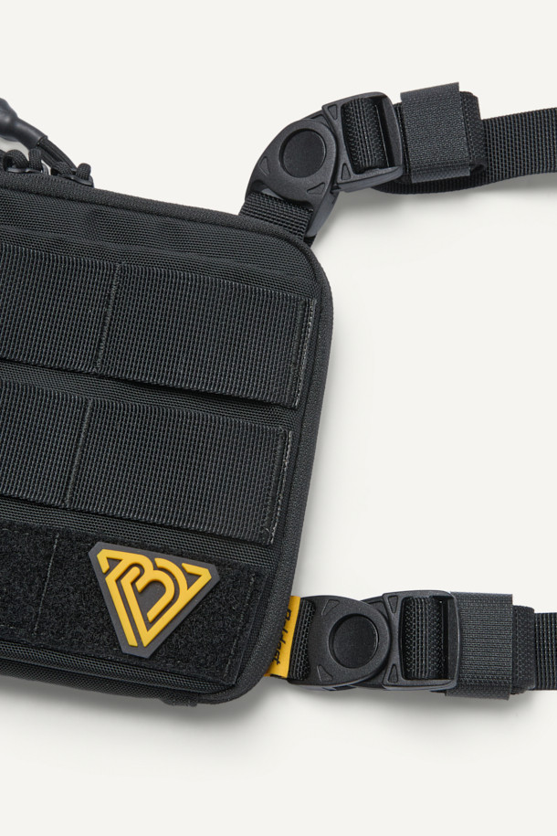 컴팩트 체스트 리그는 일상, 아웃도어, 워킹 활동에 적합한 가방입니다. 블랙 컬러의 나일론 소재로 제작되었으며, 컴팩트한 사이즈로 수납 기능을 제공합니다. 웨빙, 벨크로, 버클 등의 디자인 장식이 돋보이며, 몰리(MOLLE) 시스템, YKK 지퍼, 매쉬 그물망, 회전 버클, 고무 지퍼 손잡이, 스냅 단추 등 다양한 부자재를 사용하여 실용성을 높였습니다. 고프코어, 캐주얼, 스포티 스타일의 캠핑룩, 러닝룩에 매치하기 좋습니다.
