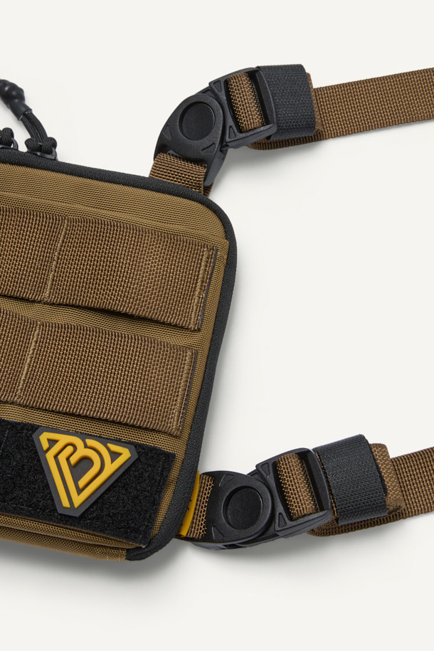 캠핑룩, 고프코어 및 워크웨어 스타일을 위한 컴팩트 체스트 리그입니다. 브라운과 블랙 두 가지 색상으로 출시되었으며, 360g의 가벼운 무게로 활동성을 높였습니다. 튼튼한 나일론 소재를 사용하여 내구성을 높였으며, 웨빙, 벨크로, 버클 디테일로 디자인의 완성도를 더했습니다. 사이즈 조절, 재귀반사 기능, 다양한 수납 공간을 제공하며, MOLLE 시스템, YKK 지퍼, 매쉬 그물망, 고무 지퍼손잡이, 스냅 단추 등 실용적인 기능으로 무장했습니다. 사각형 모양에 지퍼, 버클, 벨크로 잠금 방식을 적용하여 안전하게 소지품을 보관할 수 있습니다.
