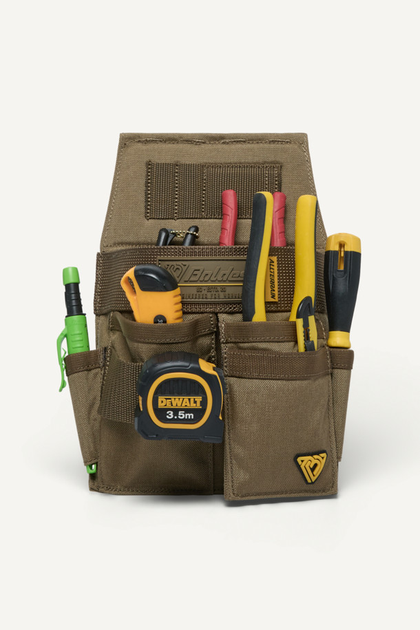 올터레인 툴 파우치 V3는 3L 용량의 미디엄 사이즈 툴 파우치입니다. 견고한 형태와 고강도 나일론 소재를 사용하여 내구성을 강화했으며, 카키와 올리브 두 가지 색상으로 제공됩니다. MOLLE 시스템, 다수 포켓, 마그네틱 및 벨크로 잠금 방식을 통해 수납 기능을 극대화했습니다. 웨빙, 와펜, 라벨 디자인 장식이 특징이며, 작업용 또는 일상, 출근룩, 캠핑룩, 워크웨어, 캐주얼, 미니멀 스타일 모두에 잘 어울립니다. 무게는 340g입니다.
