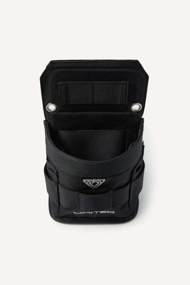 일렉트릭션 익스팬드 파우치는 작업과 일상 모두를 아우르는 다용도 파우치입니다. 튼튼한 코듀라와 하이파이론 소재를 사용하여 제작되었으며, 2L의 넉넉한 수납공간을 제공합니다. MOLLE 시스템, EVA 내장재, 그리고 모듈형 디자인을 통해 수납력과 실용성을 극대화했습니다. 벨크로 및 마그네틱 잠금 방식과 사각 형태의 디자인은 안정적인 수납을 돕습니다. 툴플레이어와의 콜라보레이션으로 탄생한 블랙 색상의 이 파우치는 워크웨어, 미니멀, 고프코어 스타일을 즐기는 분들께 출근룩, 비즈니스 캐주얼, 캠핑룩 등 다양한 TPO에 활용 가능합니다.
