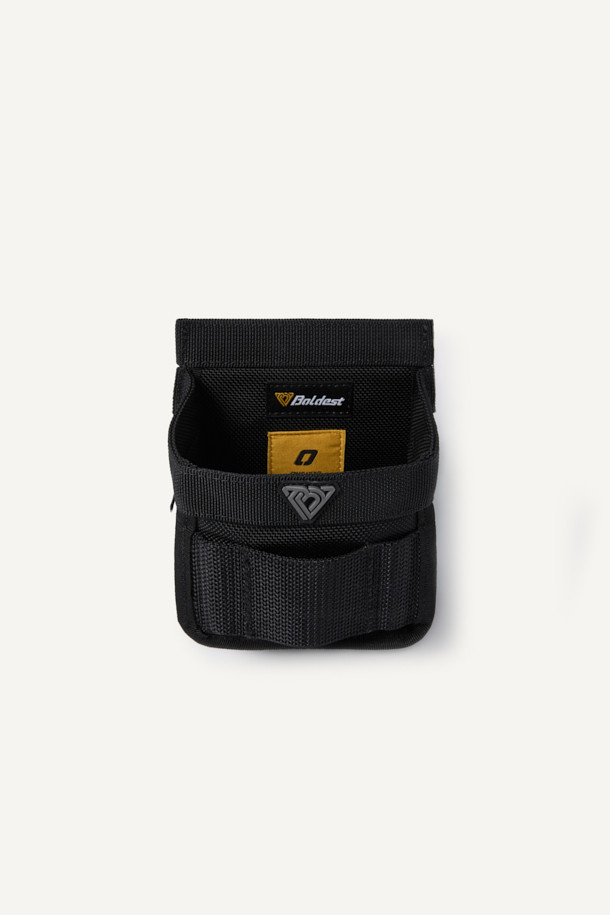 일렉트릭션 모듈 파우치는 작업용 공구 수납에 최적화된 블랙 색상의 파우치입니다. 튼튼한 코듀라 소재와 0.36L의 스몰 사이즈로 제작되었으며, 웨빙, 라벨, 와펜 등의 디자인 장식이 돋보입니다. MOLLE 시스템, EVA 내장재, 툴벨트 호환 기능과 모듈형 디자인으로 사용성을 높였습니다. 클립형 잠금 방식으로 편리하며, 전기공구 수납을 위한 맞춤형 포켓이 특징입니다. 워크웨어, 미니멀, 캐주얼 스타일에 잘 어울립니다.
