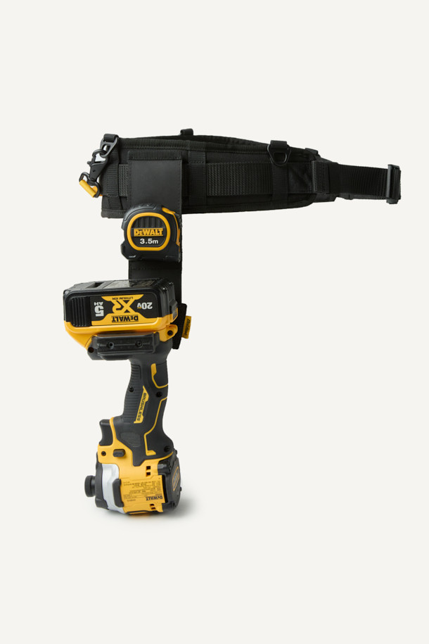 견고한 하드웨빙과 내구성이 뛰어난 하이파이론 소재로 제작된 올라운드 파우치입니다. 블랙 색상에 무지 디자인으로, 워크웨어, 미니멀, 캐주얼 스타일을 모두 소화합니다. 수납 기능을 제공하며, 사각 모양에 벨크로형 잠금 방식으로 내용물을 안전하게 보호합니다. MOLLE 시스템, 클립형 공구 부착, 툴벨트 착용이 가능하여 작업용 및 공구 수납에 최적화된 스몰 사이즈 파우치입니다.
