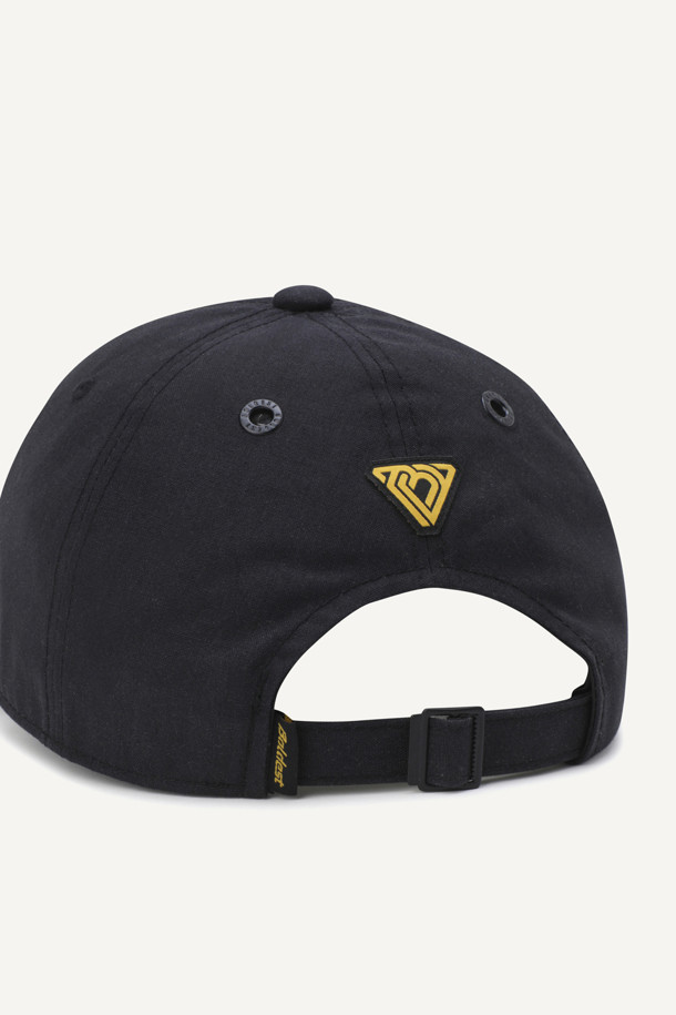 워크 아라미드 캡 V3는 워크웨어, 등산, 캠핑 등 다양한 TPO에 어울리는 볼캡입니다. 내구성이 뛰어난 코듀라와 난연 기능을 가진 아라미드 소재를 사용하여 제작되었으며, 사계절 모두 착용 가능합니다. 쿨맥스 땀받이, 메쉬 안감, 펜슬 홀더를 갖춰 실용성을 높였으며, 엔지니어드 와펜과 버클 디테일로 디자인 포인트를 더했습니다. 58/60 두 가지 사이즈로 출시되어 편안한 착용감을 제공하며, 워크웨어, 캐주얼, 고프코어 스타일을 즐기는 분들께 추천합니다. 블랙 컬러로 어떤 스타일에도 쉽게 매치할 수 있습니다.
