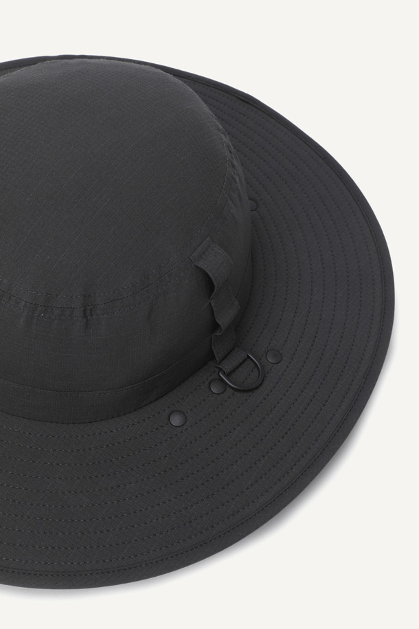 라이트워크 썬프로텍트 와이드 햇 V2는 아웃도어, 워킹, 일상생활에서 자외선을 차단하고 쾌적함을 유지하도록 설계된 모자입니다. 가볍고 통기성이 뛰어난 에어리도트 소재와 86mm의 넓은 챙으로 햇빛을 효과적으로 가려줍니다. 안면가리개, 목가리개, 턱끈이 있어 활동적인 움직임에도 모자를 안정적으로 착용할 수 있으며, 쿨맥스 땀받이, 메쉬 안감, 흡습속건 기능으로 쾌적함을 더했습니다. 제전 기능과 초발수 기능으로 쾌적함을 유지하며, 턱끈 조절 및 탈부착이 가능하여 사용자의 편의성을 높였습니다. 여행룩, 휴가룩, 산책룩 등 다양한 TPO에 캐주얼, 미니멀, 고프코어 스타일을 연출하기 좋습니다.
