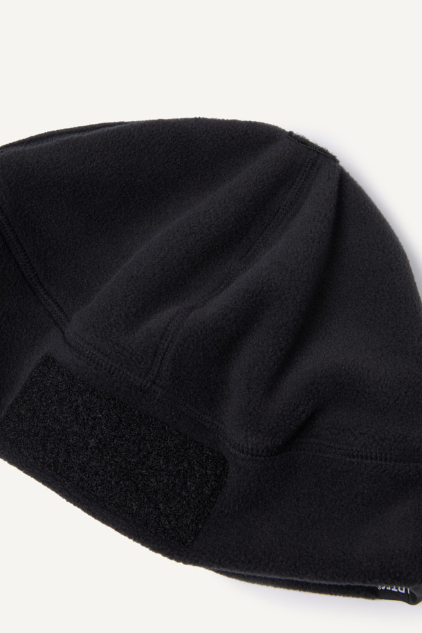 워크 폴라텍 비니는 작업, 아웃도어 활동, 일상에서 폭넓게 활용 가능한 모자입니다. 부드러운 촉감의 폴라텍 플리스 소재로 제작되어 겨울철에도 뛰어난 보온성과 통기성을 제공하며, 체온 조절에 도움을 줍니다. 블랙, 그린, 오렌지 3가지 색상으로 출시되었으며, 가볍고 내구성이 뛰어나며 관리가 편리합니다. 특히 야간 활동 시 안전성을 높이는 재귀반사 프린트와 브랜드 라벨, 그리고 벨크로 디테일이 돋보입니다. 등산룩, 캠핑룩, 출근룩 등 다양한 TPO에 캐주얼, 미니멀, 고프코어 스타일을 더해 스타일리시하게 연출할 수 있습니다. 무게는 35g으로 활동성을 높였습니다.
