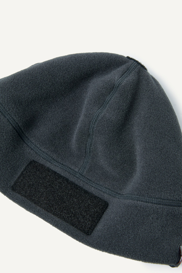 워크 폴라텍 비니는 혹한의 추위 속에서도 따뜻함과 스타일을 놓치지 않는 겨울철 필수템입니다. 부드러운 폴라텍 플리스 소재로 제작되어 뛰어난 보온성과 통기성을 제공하며, 깊은 모자 깊이로 머리를 포근하게 감싸줍니다. 블랙, 그린, 오렌지 3가지 세련된 컬러로 출시되어 등산, 캠핑, 출근 등 다양한 TPO에 활용 가능하며, 캐주얼, 미니멀, 고프코어 스타일을 모두 소화합니다. 35g의 가벼운 무게와 뛰어난 내구성, 관리의 편리함은 물론, 벨크로, 재귀반사 프린트, 브랜드 라벨 디테일로 디자인 완성도를 높였습니다. 야간에도 안전한 야간 가시성을 확보하여, 작업용, 아웃도어 활동, 일상생활에서 폭넓게 활용할 수 있습니다.
