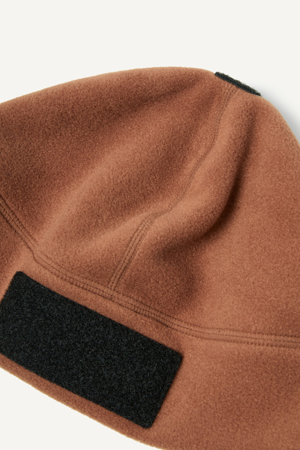 워크 폴라텍 비니는 겨울철 보온성을 책임지는 필수 아이템입니다. 부드러운 폴라텍 플리스 소재로 제작되어 뛰어난 착용감과 보온성을 제공하며, 가볍고 통기성이 뛰어나 체온 조절에도 효과적입니다. 블랙, 그린, 오렌지 3가지 색상으로 출시되어 다양한 스타일을 연출할 수 있으며, 등산룩, 캠핑룩, 캐주얼, 고프코어, 미니멀 스타일 등 TPO에 구애받지 않고 활용 가능합니다. 35g의 가벼운 무게와 관리 용이성이 장점이며, 벨크로, 재귀반사 프린트, 브랜드 라벨 디테일로 디자인 포인트를 더했습니다. 커스터마이징이 가능하여 나만의 개성을 표현할 수 있습니다.
