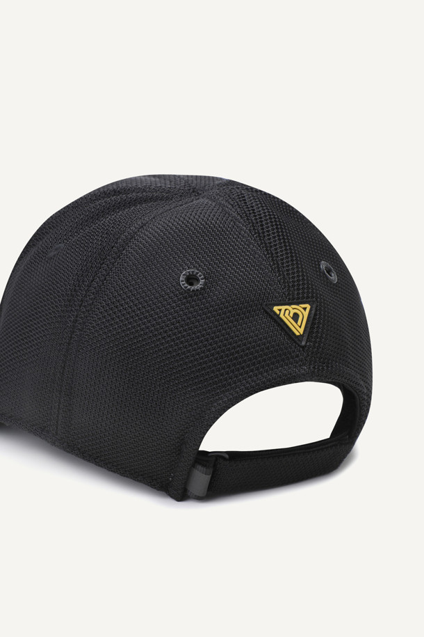 모터스 세이프티 캡은 작업 및 정비 시 안전을 책임지는 공용 캡모자입니다. 땀 흡수와 통기성이 뛰어난 폴리에스터와 EVA 소재로 제작되어 쾌적한 착용감을 제공합니다. 4cm 챙과 로고 패턴, 와펜 장식이 돋보이며, EVA 보강재 내장으로 충격 방지 기능을 더했습니다. 후면 밸크로 사이즈 조절과 2가지 사이즈(58/60)로, 워크샵룩, 등산룩, 캠핑룩 등 다양한 고프코어, 워크웨어 스타일에 매치하기 좋습니다. 부드러운 촉감과 인체공학적 패턴으로 편안함을 극대화했습니다.
