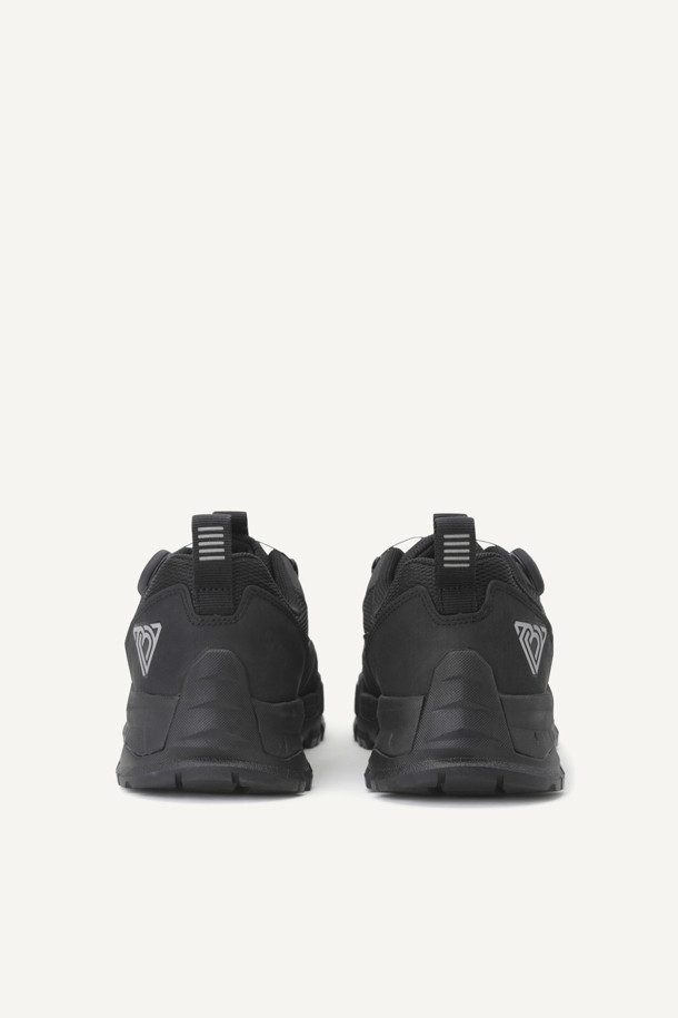 **VAULT ESSENTIAL (볼트 에센셜) 안전화**는 작업용 및 산업용으로 디자인된 남성용 안전화입니다. 블랙 컬러의 이 안전화는 사계절 모두 착용 가능하며, 스틸 토캡으로 앞코를 보호합니다. 신세틱, 메쉬, 러버 소재를 사용하여 제작되었으며, 4인치 굽 높이의 플랫 타입입니다. 14,000V 절연, 미끄럼 방지, BOA L6 시스템, 3겹 방탄지 내답판, 쿠셔닝 PU 인솔, 힐 웨빙 손잡이, 재귀반사 테이프, KCs 인증을 받았으며, 메쉬 안감에 로고 패턴과 BOA 다이얼 신발 여밈을 적용했습니다. 출근룩, 워크샵룩, 워크웨어, 미니멀, 캐주얼 스타일에 잘 어울리는 안전화입니다.
