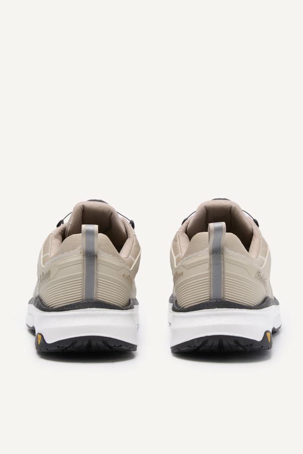 남성 작업용 산업용 안전화, VAPOR SHIELD 441(베이퍼 쉴드 441)입니다. 미니멀하고 워크웨어 스타일의 베이지 컬러로, 출근룩에도 잘 어울립니다. 아라미드 토캡, 메쉬, PU, E-TPU, 러버 소재를 사용하여 내구성과 통기성을 높였으며, EVA 안감으로 편안함을 더했습니다. BOA 시스템으로 편리하게 신고 벗을 수 있으며, 정전기 방지, 미끄럼 방지 기능과 KCs 인증을 획득하여 안전성을 확보했습니다. 충격 흡수, 통기성, 정전기 방지, 미끄럼 방지 등 다양한 기능을 갖춘 사계절용 안전화입니다.
