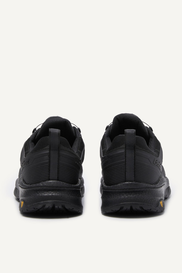 **VAPOR SHIELD 441 (베이퍼 쉴드 441)** 은 남성 작업자를 위한 안전화입니다. 메쉬, 폴리우레탄, 고무, EVA, 아라미드 등 다양한 소재를 사용하여 제작되었으며, 봄, 여름, 가을 계절에 착용하기 좋습니다. 토캡 디자인과 플랫 굽 타입으로 안정적인 착용감을 제공하며, 다이얼 방식으로 편리하게 신고 벗을 수 있습니다. 정전기 방지, 미끄럼 방지, 충격 흡수, 경량, 내구성, 통기성, 내답판, 토캡 등 다양한 안전 기능을 갖춰 워크웨어 및 캐주얼 출근룩에 적합합니다.
