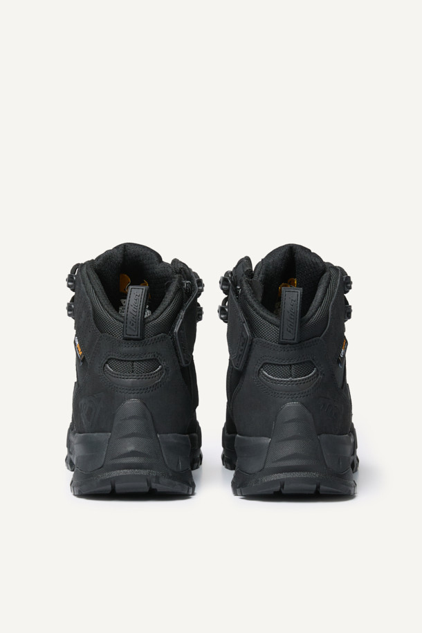 [ATTACKER 511] 어태커 511 (코듀라 안전화 5인치)는 작업과 일상 모두를 아우르는 남성용 안전화입니다. 블랙 컬러의 무지 디자인으로, 워크웨어, 캐주얼, 고프코어 스타일을 연출하기에 적합합니다. 5인치 탑라인과 글래스화이버 토캡, 3겹 방탄지 내답판을 적용하여 안전성을 높였습니다. 코듀라, 강화 러버, 신세틱 소재를 사용하여 내구성과 생활 방수 기능을 갖췄으며, YKK 지퍼, 밸크로, 레이스업 방식을 통해 편안한 착용감을 제공합니다. 3D 쿠셔닝 인솔과 이중 메쉬 안감, 통기성을 고려한 디자인으로 사계절 내내 쾌적하게 착용할 수 있습니다. 출근룩, 워크샵룩, 등산룩 등 다양한 TPO에 활용해보세요.
