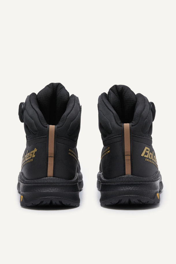 VAPOR SHIELD 541 (베이퍼 쉴드 541)은 남성용 워크부츠입니다. 블랙 컬러의 무지 디자인으로, 출근룩과 캠핑룩, 워크웨어, 미니멀, 캐주얼 스타일에 적합합니다. 아라미드 토캡, 메쉬, PU, E-TPU, 러버 소재를 사용하여 제작되었으며, BOA Fit System (보아 핏 시스템)을 적용하여 편리한 착용감을 제공합니다. E-TPU 미드솔, 논슬립 러버 아웃솔, 2.4mm 내답판, 탄성 EVA 허니콤 인솔을 통해 통기성, 내구성, 쿠션성, 반발 탄성, 미끄럼 방지 기능을 갖추었습니다. 사계절 모두 착용 가능하며, 작업 및 워킹에 적합한 기능을 제공합니다.
