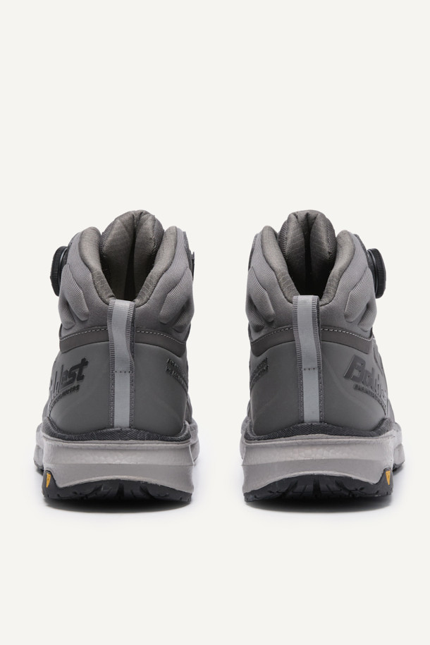 VAPOR SHIELD 541 (베이퍼 쉴드 541) 안전화는 남성 작업자를 위해 디자인된 미드컷 스타일의 안전화입니다. 그레이 컬러의 무지 디자인으로, 작업복과 함께 미니멀하거나 워크웨어 스타일의 출근룩을 연출하기 좋습니다. 메쉬, PU, E-TPU, 러버 소재를 사용하여 통기성과 내구성을 높였으며, 아라미드 토캡과 KCs 인증을 받아 안전성을 확보했습니다. BOA Fit System (보아 핏 시스템)을 적용하여 편안한 착용감을 제공하며, EVA 안감과 쿠션성, 반발탄성, 미끄럼방지 기능으로 작업 시 충격 흡수와 경량성을 경험할 수 있습니다.
