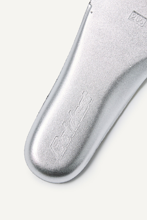 FROST SHIELD (프로스트 쉴드) 인솔은 겨울철 보온과 편안함을 동시에 제공하는 필수템입니다. 우주복 단열재로 사용되는 에어로겔과 열전도를 최소화하는 알루미늄 바닥재를 사용하여 뛰어난 단열 효과를 자랑합니다. 또한, 메모리폼 소재로 제작되어 발바닥 아치를 편안하게 지지하며, 항균, 습기 조절, 냄새 방지 기능으로 쾌적함을 유지해 줍니다. 무지 디자인으로 어떤 신발에도 잘 어울리며, 겨울 데일리룩, 산책룩, 집콕룩 등 다양한 TPO에 매치하여 미니멀, 캐주얼, 클래식 스타일을 연출할 수 있습니다. 경량 설계로 활동성을 높여줍니다.
