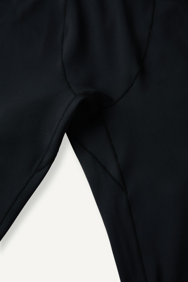 겨울철 스포츠 및 피트니스 활동에 최적화된 윈터 베이스레이어 하의입니다. 뛰어난 보온성과 신축성, 내구성을 갖춘 폴리에스테르 및 스판덱스 혼방 소재로 제작되었습니다. ENGINEERED DIVISION 인체공학 패턴과 메로스티치 봉제 기술을 적용하여 활동성을 높였으며, 부드러운 촉감의 브러시 안감으로 편안한 착용감을 제공합니다. 슬림핏 테크핏 디자인과 E-BAND 밴딩으로 안정적인 착용감을 선사하며, 볼디스트 심볼 로고 프린팅으로 스포티한 스타일을 더했습니다. 피트니스룩 또는 겨울 데일리룩으로 활용하기 좋은 미니멀한 디자인의 긴바지입니다.
