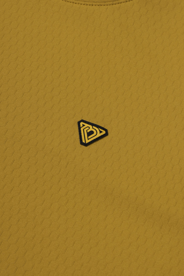 **PP 반팔 베이스레이어**

스포츠 및 운동 시 최적의 퍼포먼스를 지원하는 PP 반팔 베이스레이어입니다. 폴리프로필렌과 폴리에스터 혼방 소재로 제작되어 흡습속건, 보온성, 경량성을 제공합니다. 테크핏 핏과 라운드넥 디자인으로 활동성을 높였으며, 얇은 두께감으로 편안한 착용감을 선사합니다. 머스타드 컬러에 볼디스트 심볼 라벨과 로고 라벨이 포인트로 디자인되었습니다. 피트니스룩, 러닝룩, 요가/필라테스룩 등 다양한 스포츠 활동에 활용하기 좋은 스포티한 스타일의 반팔 베이스레이어입니다.
