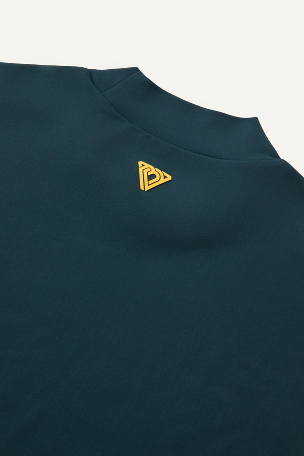 워크 긴팔 모크넥 베이스레이어 V2는 겨울철 워크웨어와 일상에서 활용하기 좋은 남녀 공용 베이스레이어입니다. 네이비 컬러의 무지 디자인으로, 스포티하고 베이직한 스타일을 연출합니다. 두꺼운 두께감의 기모 안감과 부드러운 촉감으로 뛰어난 보온성을 제공하며, 신축성과 내구성을 갖춰 활동성을 높였습니다. 테크핏으로 제작되어 몸에 알맞게 핏되며, 겨드랑이 활동 패턴과 밑단 들림 방지 디테일로 편안한 착용감을 선사합니다. 모크넥 디자인과 긴소매 기장으로 다양한 겨울 데일리룩, 피트니스룩, 출근룩에 활용 가능합니다.
