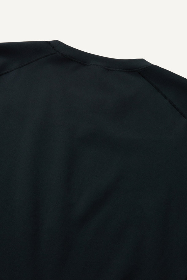 윈터 베이스레이어 상의는 스포츠 및 피트니스 활동에 적합한 남녀 공용 의류입니다. 부드러운 촉감의 폴리에스테르와 스판덱스 혼방 소재로 제작되어 뛰어난 보온성과 신축성, 내구성을 제공합니다. 두꺼운 두께감과 브러시 안감으로 겨울철에도 따뜻하게 착용 가능하며, 메로스티치 봉제와 ENGINEERED DIVISION 인체공학 패턴으로 활동성을 높였습니다. 라운드넥 긴소매 디자인에 무지 블랙 컬러로, 테크핏 핏을 연출하여 스포티하고 미니멀한 스타일을 완성합니다. 피트니스룩, 러닝룩, 겨울 데일리룩 등 다양한 TPO에 활용하기 좋습니다.
