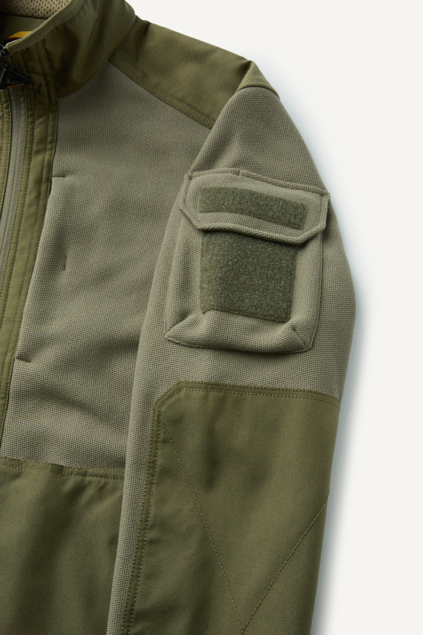 워크 시그니쳐 플리스 재킷 V3는 일상, 워크웨어, 아웃도어 활동에 적합한 플리스 재킷입니다. 카키와 올리브 두 가지 색상으로 출시되었으며, 가을과 겨울에 따뜻하게 착용할 수 있습니다. 부드러운 촉감의 허니콤 조직 본딩 플리스 소재를 사용하고, 내구성을 높이기 위해 코듀라 500D 원단을 덧대었습니다. 스탠다드핏으로 제작되었으며, YKK 스냅/지퍼와 총 6개의 포켓으로 실용성을 더했습니다. 가을 나들이룩, 캠핑룩, 겨울 데일리룩 등 다양한 스타일에 캐주얼, 스포티 무드로 연출하기 좋습니다.
